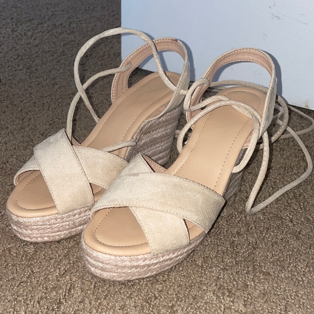 Beige wedges with tie up